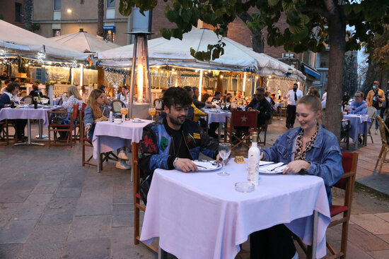 Diners at Barcelona's Salamanca restaurant (by Carola López)